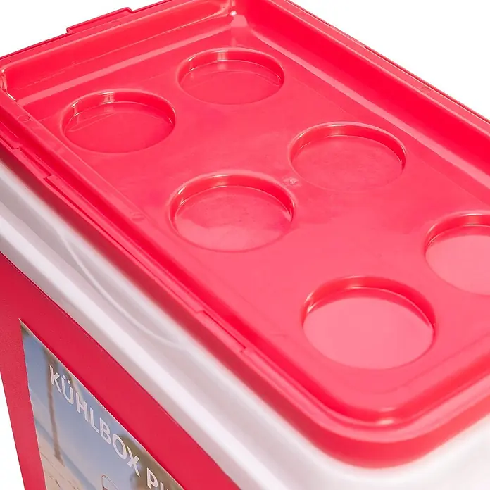 Kühlbox - 10 l, Pink-Weiß - Roter Plastikkühlboxdeckel mit integrierten Becherhaltern, zeigt einen Teil der weißen Kühlbox.