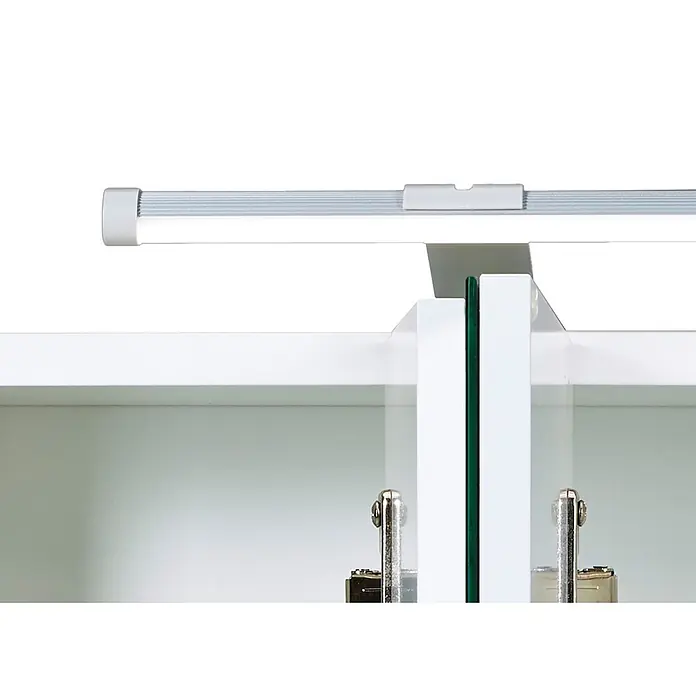 Schildmeyer Dorina LED-Spiegelschrank - B x H: 100 x 75 cm, Holz, Weiß Glänzend - Silberne LED-Lichtleiste mit weißem Diffusor, über weißem Schrank mit Glastüren montiert.