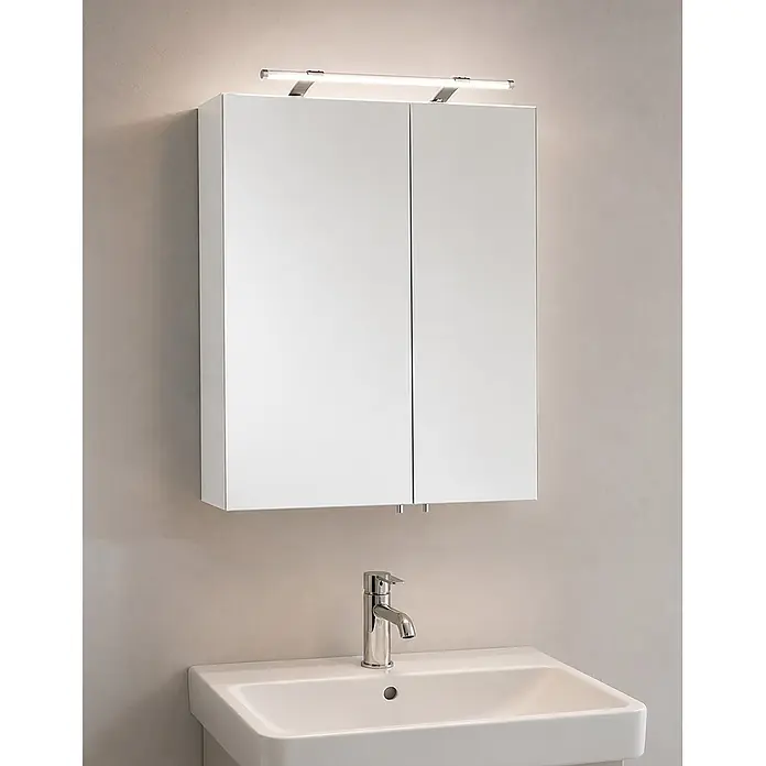 Schildmeyer Dorina LED-Spiegelschrank - B x H: 60 x 74,7 cm, Holz, Weiß Glänzend - Weißer Badspiegelschrank mit integrierter Lichtleiste über einem weißen Waschbecken und Chromarmatur.