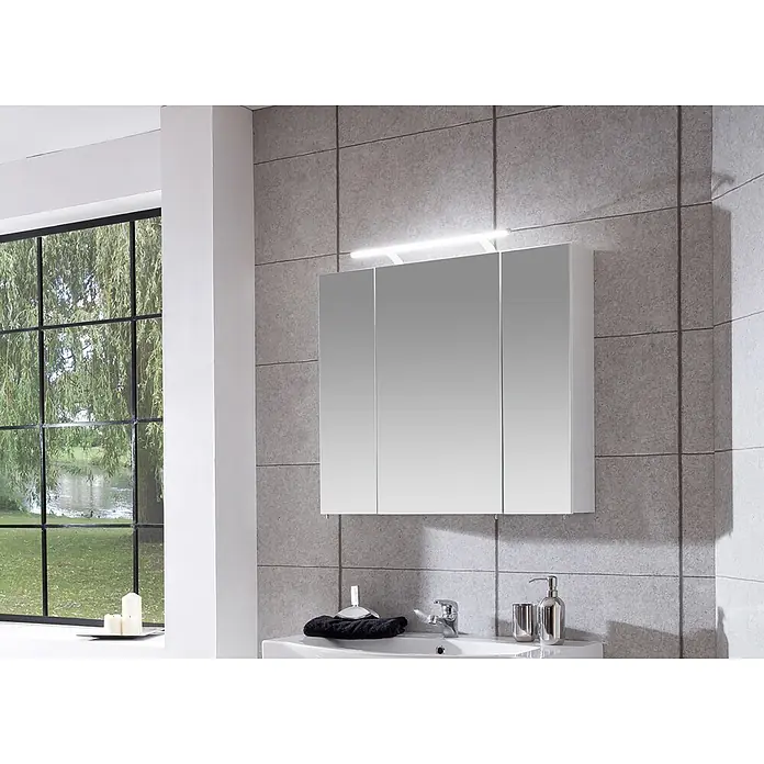 Schildmeyer Dorina LED-Spiegelschrank - B x H: 80 x 75 cm, Holz, Weiß Glänzend - Weißer Spiegelschrank mit integrierter LED-Beleuchtung über einem Waschbecken im Badezimmer.