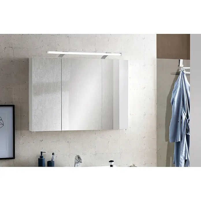 Schildmeyer Dorina LED-Spiegelschrank - B x H: 90 x 75 cm, Holz, Weiß Glänzend - Moderner Spiegelschrank mit drei Türen und integrierter LED-Lichtleiste, über einem Waschbecken im Badezimmer montiert.