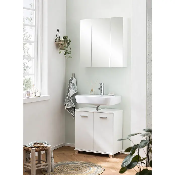 Schildmeyer Spiegelschrank Basic - B x H: 70 x 70,7 cm, Holz - Weißes Keramikwaschbecken auf einem weißen Unterschrank mit zwei Türen, darüber ein dreifacher Spiegelschrank, in hellem Bad.