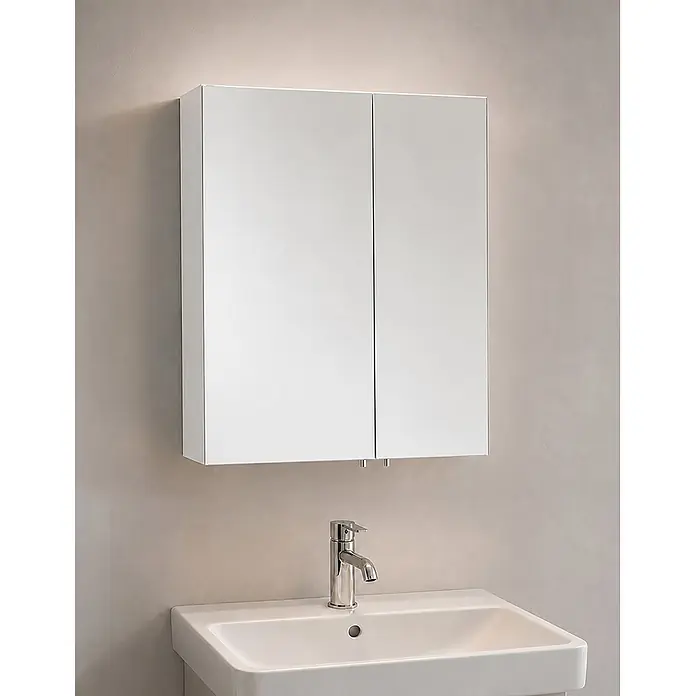 Schildmeyer Spiegelschrank Basic - B x H: 60 x 70,7 cm, Ohne Beleuchtung, Holz, Weiß - Ein wandmontierter Spiegelschrank mit integrierter Beleuchtung über einem weißen Waschbecken mit Chromarmatur.