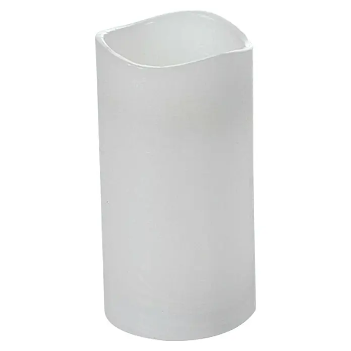 Flower Power LED-Kerze MAGNA - Weiß, Höhe: 14 cm, Durchmesser: 7,5 cm, Echtwachs - Nahaufnahme einer weißen LED-Kerzenhülle, die ein sanftes, diffuses Licht simuliert und eine beruhigende Atmosphäre schafft.
