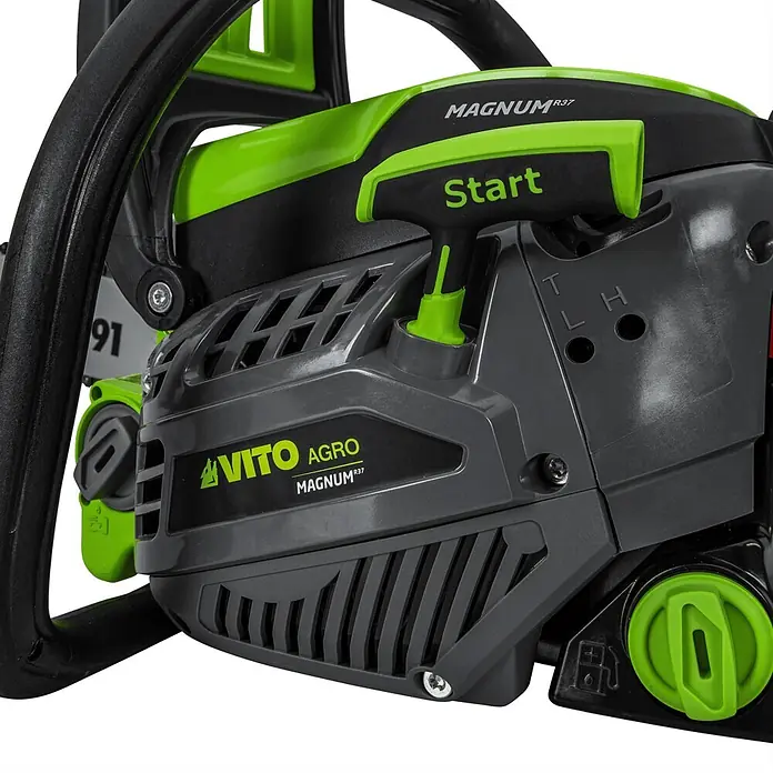 Vito Juego de máquinas VIRLG12M + VIMS37 - 2 pzs., Cortatroncos + motosierra - Primer plano de un motor de motosierra verde y gris oscuro con empuñadura de arranque "Start", marca "VITO AGRO MAGNUM R37" y tapa de combustible verde.
