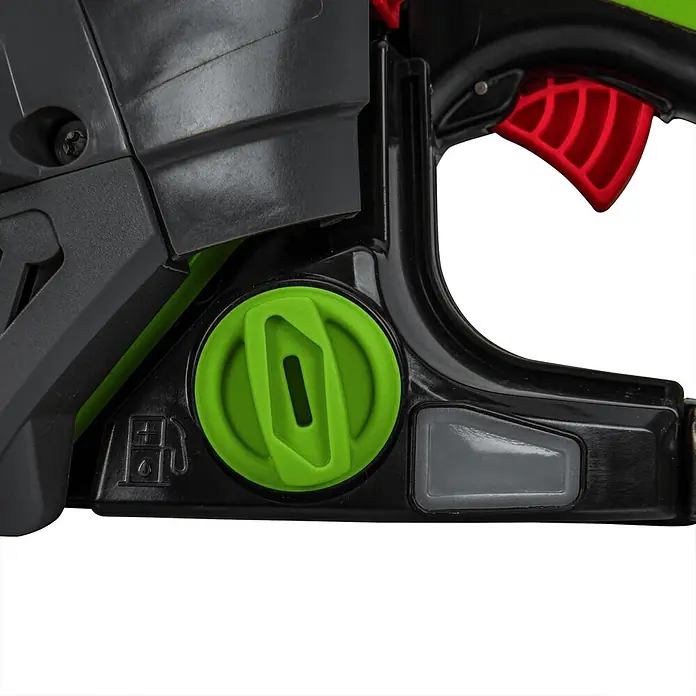 Vito Juego de máquinas VIRLG12M + VIMS37 - 2 pzs., Cortatroncos + motosierra - Primer plano del mango negro de una motosierra con gatillo rojo y tapa de combustible verde brillante con icono de gasolina.