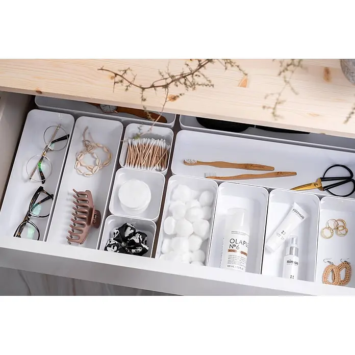 SmartStore Vorratsdose Compact Sort - L x B x H: 10 x 10 x 6 cm, Kunststoff, Weiß - Eine ordentlich organisierte Schublade mit weißen Organizern, die Brillen, Haar-Accessoires, Watteprodukte, Hautpflege, Zahnbürsten, Scheren und Schmuck enthalten.