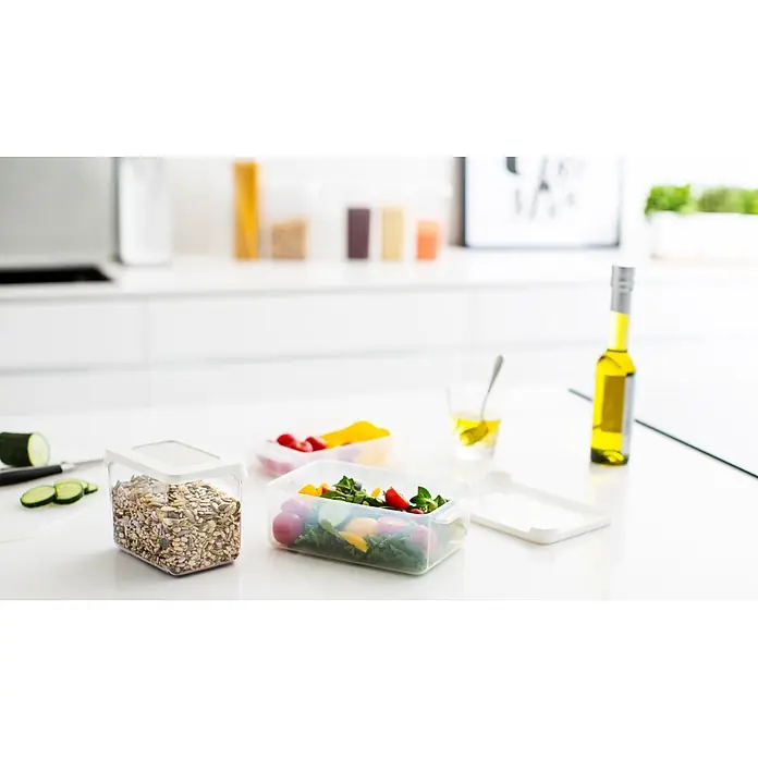 SmartStore Vorratsdose Snack - L x B x H: 18 x 12,5 x 7 cm, Kunststoff, Weiß - Zwei transparente Frischhaltedosen mit weißen Deckeln, eine gefüllt mit Salat und die andere mit Saatenmischung, zur Essenszubereitung.