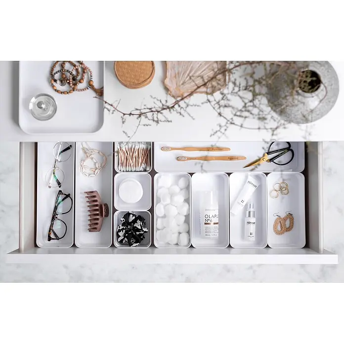 SmartStore Vorratsdose Compact Sort - L x B x H: 10 x 10 x 6 cm, Kunststoff, Weiß - Weißer Schubladenorganizer mit mehreren Fächern, der Pflegeprodukte, Brillen und Schmuck ordentlich aufbewahrt.