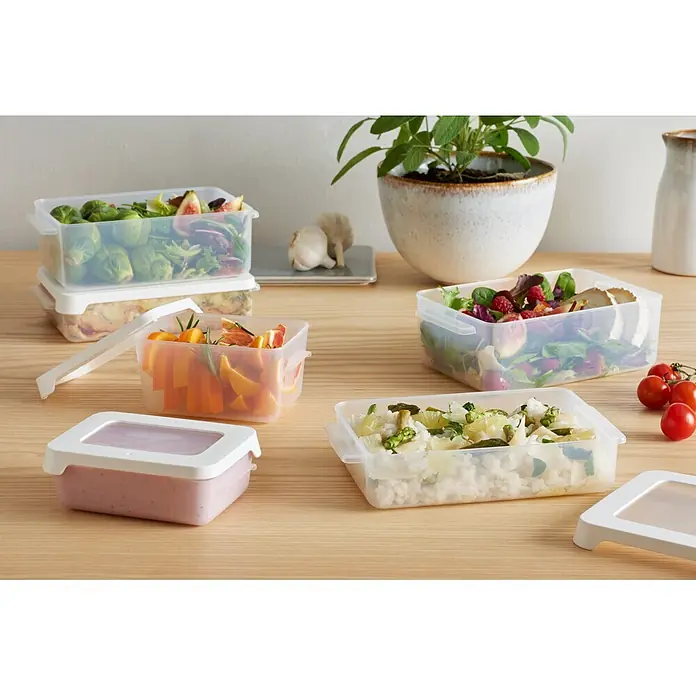 SmartStore Vorratsdose Snack - L x B x H: 18 x 12,5 x 7 cm, Kunststoff, Weiß - Durchsichtige Frischhaltedosen aus Kunststoff mit weißen Deckeln, gefüllt mit verschiedenen frischen und gekochten Lebensmitteln, auf einem Holztisch.