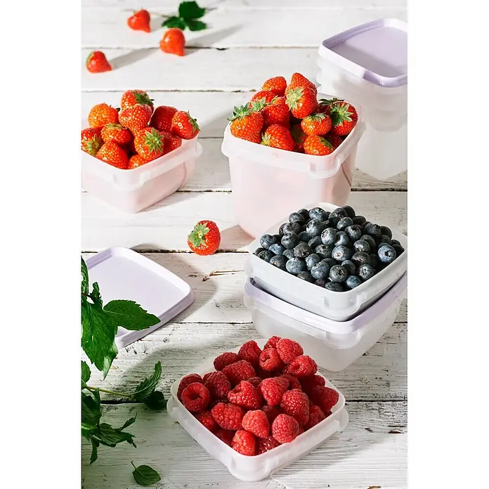SmartStore Vorratsdosen-Set - L x B x H: 12 x 12 x 6,5 cm, Kunststoff, Weiß/Violett - Transparente Plastikdosen mit hellvioletten Deckeln, gefüllt mit frischen Beeren auf einem Holztisch.