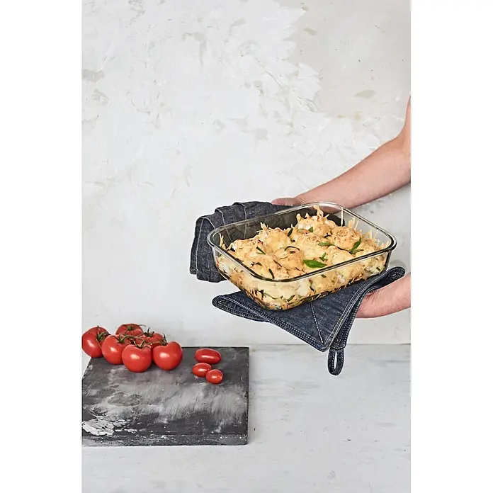 SmartStore Vorratsdose Glass Food - L x B x H: 21,5 x 16 x 9 cm, Kunststoff, Transparent - Person hält eine Glasauflaufform mit gebackenem Blumenkohlgratin, geschützt durch Jeans-Ofenhandschuhe.