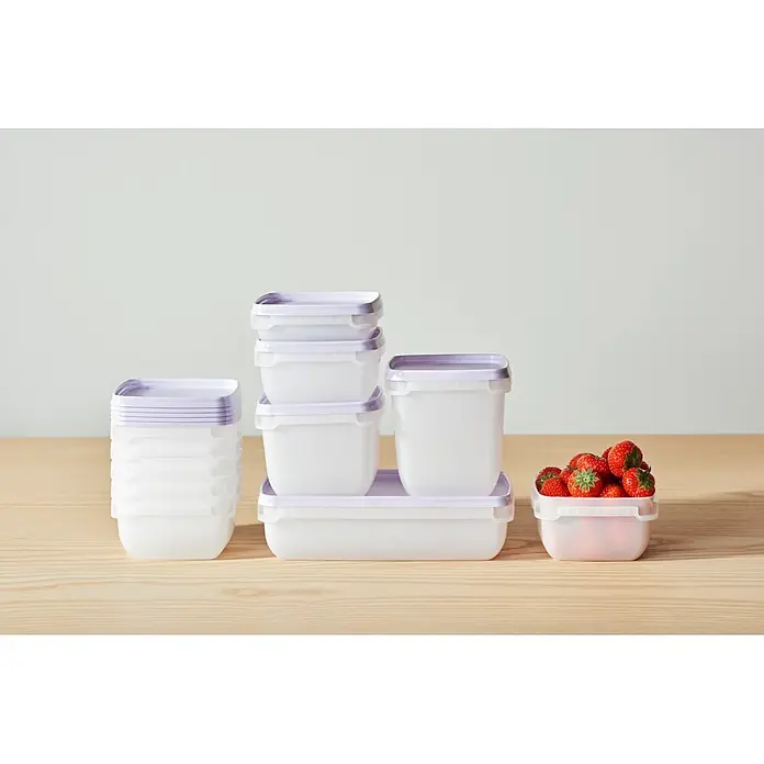 SmartStore Vorratsdosen-Set - L x B x H: 12 x 12 x 6,5 cm, Kunststoff, Weiß/Violett - Transparente Lebensmittelbehälter aus Kunststoff mit helllila Deckeln, einige gestapelt, einer mit frischen Erdbeeren gefüllt.