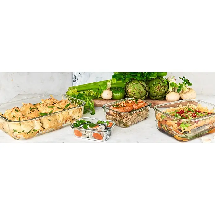 SmartStore Vorratsdose Glass Food - L x B x H: 21,5 x 16 x 9 cm, Kunststoff, Transparent - Klare rechteckige Glas-Vorratsbehälter gefüllt mit verschiedenen zubereiteten Mahlzeiten, auf einer Küchenfläche mit frischem Gemüse.
