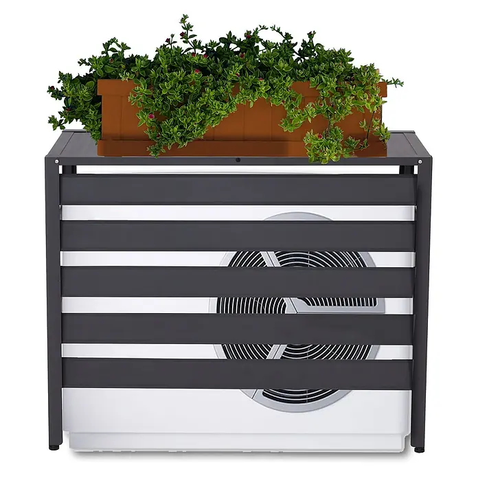 Mendler Alu Verkleidung für Klimaanlage/Wärmepumpe HWC-K59 Metall - grau -  - Dunkelgraue Klimaanlagenabdeckung mit horizontalen Lamellen und einem braunen Pflanzkübel mit grünen Pflanzen und kleinen roten Blüten.