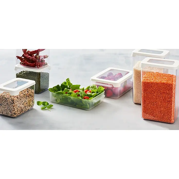 SmartStore Vorratsdose Snack - L x B x H: 18 x 12,5 x 4,5 cm, Kunststoff, Weiß - Transparente Kunststoff-Vorratsbehälter mit weißen Deckeln, gefüllt mit Trockenwaren und frischen Lebensmitteln wie Bohnen, Reis und Salat.