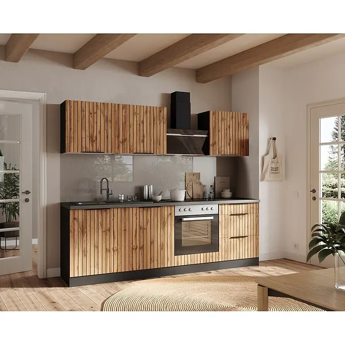 Held Möbel Küchenleerblock Bologna Typ 2 - Breite: 240 cm, Eiche, Ohne Elektrogeräte - Moderne Küche mit Lamellenfronten aus Holz, dunkler Arbeitsplatte, schwarzen Geräten und integriertem Backofen in einem hellen Raum.