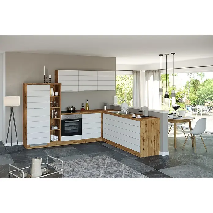 Held Möbel Küchenleerblock Genua Typ 1 - 270 x 240 cm, Weiß, Ohne Elektrogeräte - Moderne L-förmige Küche mit weißen Fronten und Holzdetails, inklusive Geräten und offenem Essbereich mit Gartenblick.