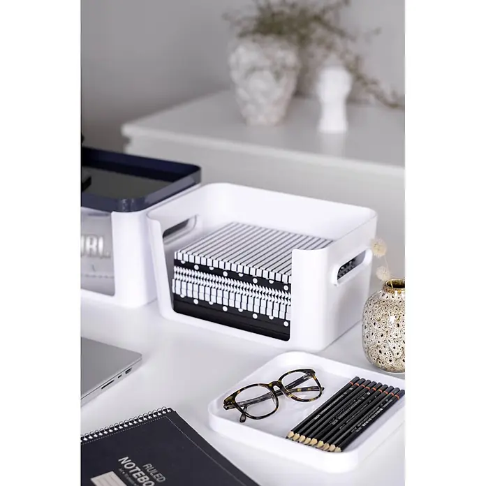 SmartStore Vorratsdose Compact Access - L x B x H: 20 x 29,5 x 16 cm, Kunststoff, Weiß - Weißer Schreibtisch-Organizer mit gestreiften Notizbüchern. Eine weiße Ablage mit Brille und schwarzen Bleistiften für einen organisierten Arbeitsplatz.