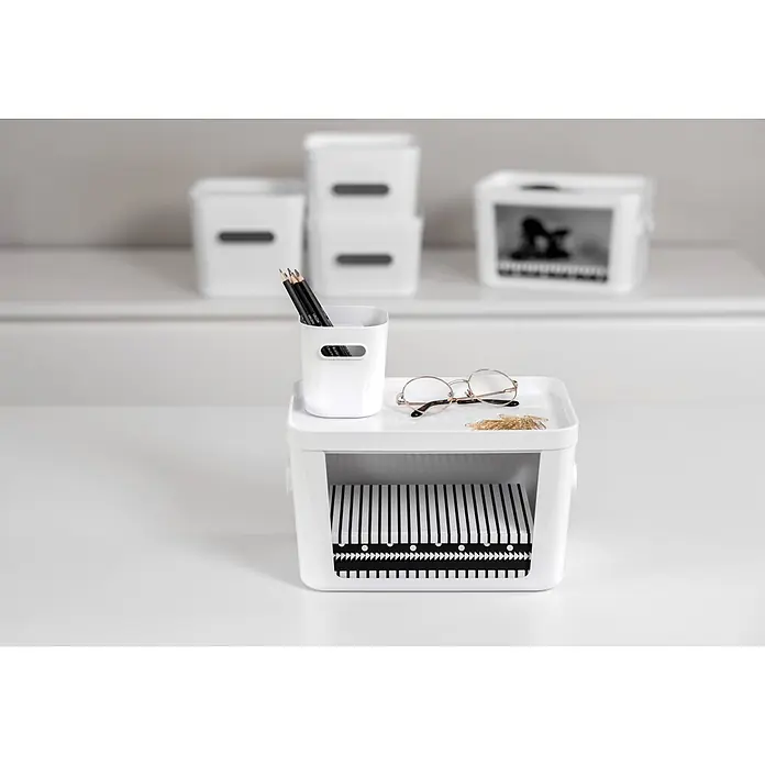 SmartStore Vorratsdose Compact Access - L x B x H: 20 x 29,5 x 16 cm, Kunststoff, Weiß - Weißes modulares Schreibtisch-Organizer-Set mit Stiftebecher, Brille, Büroklammern und einem Regal mit gemusterten Boxen.
