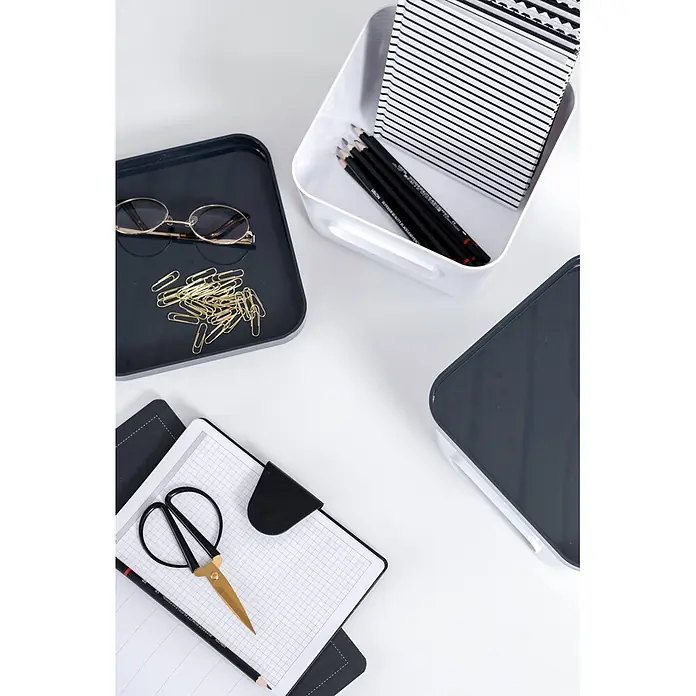 SmartStore Vorratsdose Compact - L x B x H: 20 x 20 x 12 cm, Kunststoff, Weiß - Schreibtisch-Organisation mit weißen und grauen Behältern, Notizbüchern, Bleistiften, goldener Schere, Brille und Büroklammern.