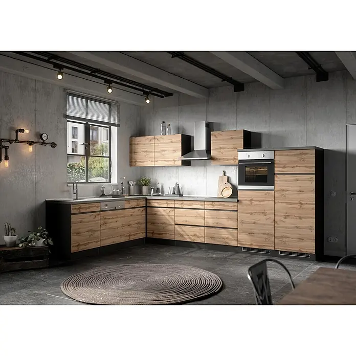 Held Möbel Küchenleerblock Catania Typ 1 - 360 x 240 cm, Eiche, Ohne Elektrogeräte - Moderne Industrieküche mit hellen Holzfronten, dunklen Arbeitsplatten, Einbauofen und Geschirrspüler vor einer Betonwand.