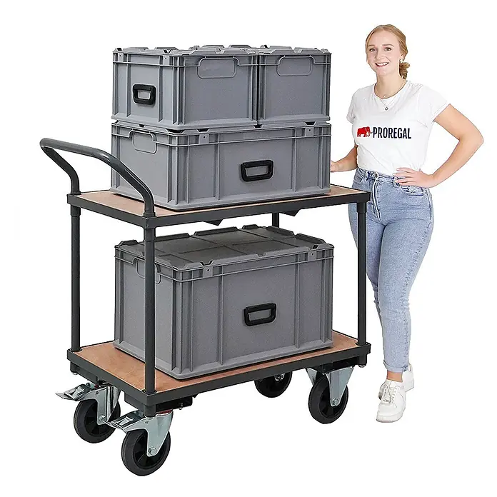 Profi Tischwagen mit 2 Etagen | HxBxT 95x97x50cm | Traglast 400kg | Vollgummibereifung, 2x Lenkrollen mit Feststellbremse & 2x Bockrollen | Grau | Transportwagen Etagenwagen Kommissionierwagen -  - Grauer zweistöckiger Transportwagen mit Holzablagen, beladen mit grauen Lagerboxen, daneben eine Frau zum Größenvergleich.
