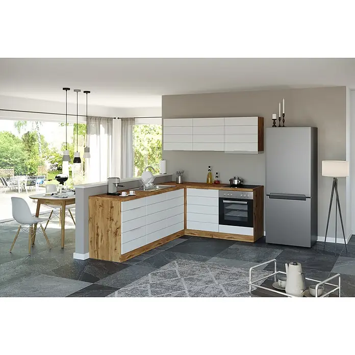 Held Möbel Küchenleerblock Genua Typ 1 - 240 x 180 cm, Weiß, Ohne Elektrogeräte - Moderne L-förmige Küche mit weißen Schränken, Holzoptik-Paneelen, integrierten Geräten und einem Essbereich mit Blick in einen grünen Garten.