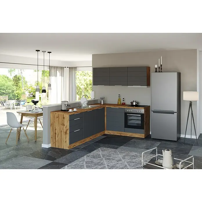 Held Möbel Küchenleerblock Genua Typ 1 - 240 x 180 cm, Grau, Ohne Elektrogeräte - Moderne L-förmige Küchenzeile mit dunkelgrauen Schränken, Holzoptik-Arbeitsplatten und integrierten Geräten in hellem Wohnraum.