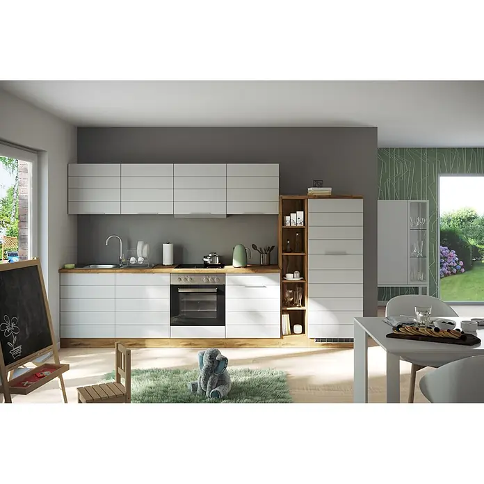Held Möbel Küchenleerblock Genua Typ 3 - Breite: 330 cm, Weiß, Ohne Elektrogeräte - Moderne Küche mit weißen Schränken, Holz-Arbeitsplatten und integrierten Geräten. Essbereich und Kinderspielecke sind sichtbar.