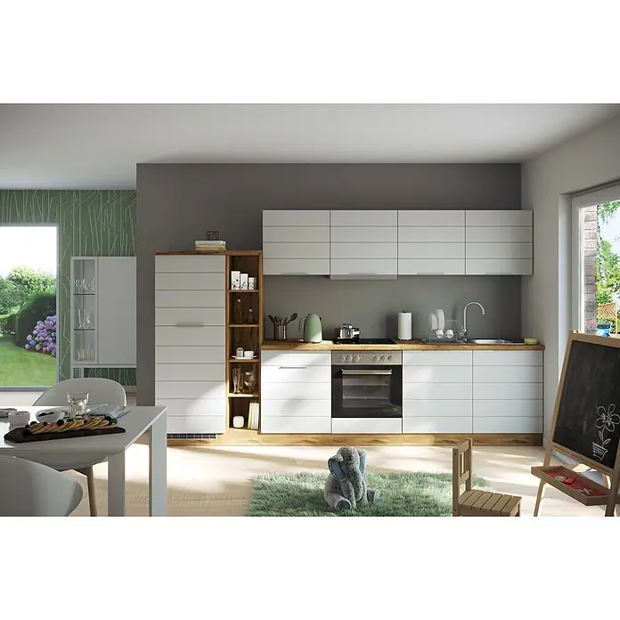 Held Möbel Küchenleerblock Genua Typ 3 - Breite: 330 cm, Weiß, Ohne Elektrogeräte - Moderne Küche mit weißen Schränken, Holz-Arbeitsplatten & offenen Regalen in einem hellen Essbereich.