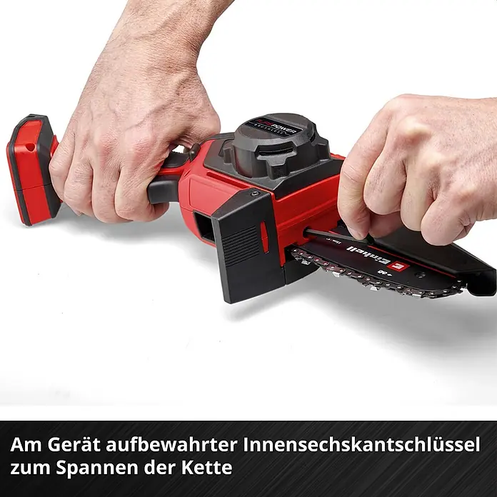 Einhell PXC 18V Einhand-Akku-Kettensäge GE-PS 18/15 + GE-LS 18 - 18 V, 2,5 Ah, Li-Ionen, 1 Akku, Schwertlänge: 15,8 cm - Hände verwenden den integrierten Innensechskantschlüssel einer rot-schwarzen Mini-Kettensäge zum Spannen der Kette.