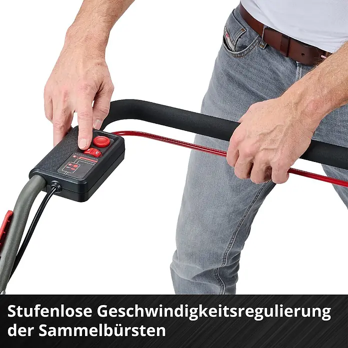 Einhell PXC 18V Laubsammler GE-GC 18/55 Li - Ohne Akku, 18 V, 100 l - Hände bedienen schwarzes Bedienfeld mit roten Knöpfen und Drehregler am Werkzeuggriff für stufenlose Geschwindigkeitsregelung der Bürsten.