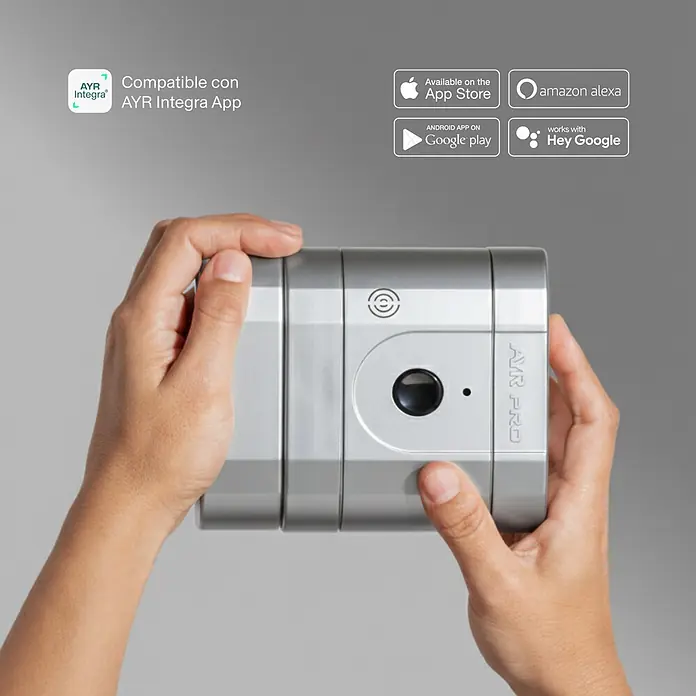 AYR Cerradura electrónica Lock-PRO - Gris, Bluetooth - Una persona sostiene una mirilla digital AYR PRO plateada con cámara y sensor circular.