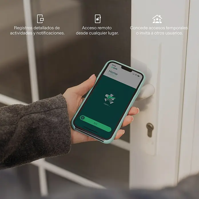 AYR Cerradura electrónica Pass - Negro, Bluetooth, Mediante app, USB Tipo C - Mano sostiene smartphone con app de cerradura inteligente para controlar una puerta. La app muestra 'AYR Home Lock Pro' y 'Open...'.