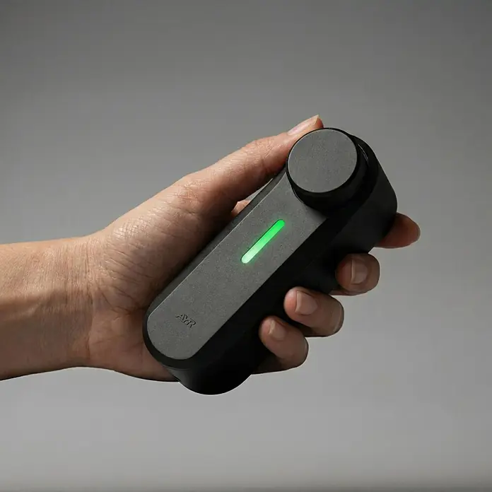 AYR Cerradura electrónica Pass - Negro, Bluetooth, Mediante app, USB Tipo C - Dispositivo de mano gris oscuro con una tira de luz verde y un botón, sostenido en una mano.