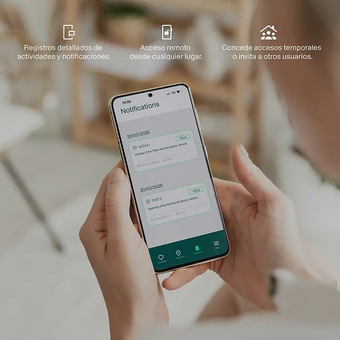 AYR Sensor de ventana inalámbrico Keep - Bluetooth - Una persona sostiene un smartphone con una aplicación de casa inteligente mostrando notificaciones de actividad de sensores, acceso remoto y gestión de usuarios.