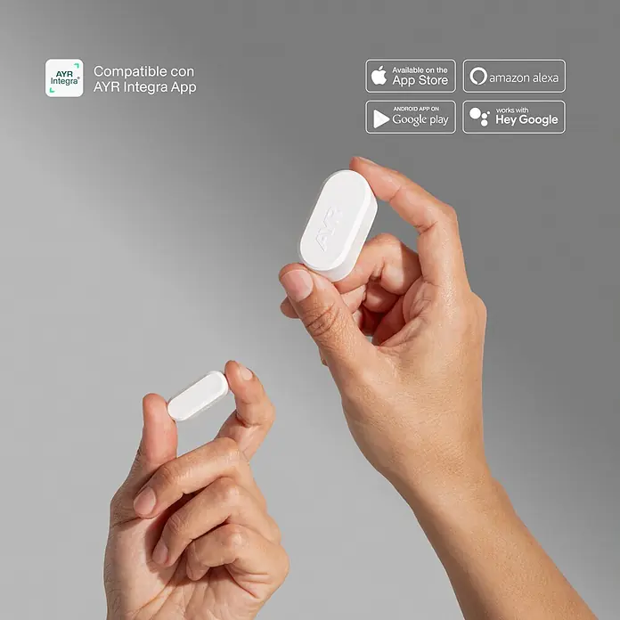 AYR Sensor de ventana inalámbrico Keep - Bluetooth - Dos manos sostienen pequeños sensores inteligentes AYR blancos y ovalados.