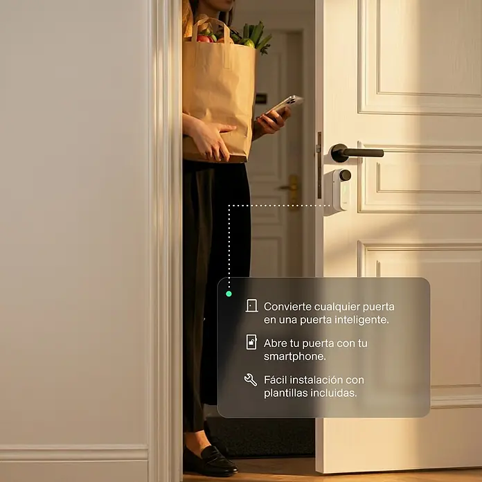 AYR Cerradura electrónica Pass - Negro, Bluetooth, Mediante app, USB Tipo C - Abrepuertas inteligente blanco en una puerta, operado por una persona con un smartphone.
