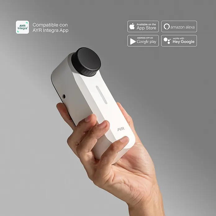 AYR Cerradura electrónica Pass - Blanco, Bluetooth, Mediante app, USB Tipo C - Dispositivo inteligente blanco con tapa negra, sostenido en una mano. Compatible con app y asistente de voz.