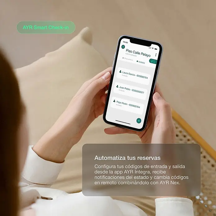 AYR Teclado de código inalámbrico Keypad - Bluetooth, Mediante app - Persona sosteniendo un smartphone con una aplicación para gestionar reservas de invitados y check-in inteligente.
