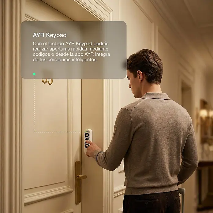 AYR Teclado de código inalámbrico Keypad - Bluetooth, Mediante app - Hombre introduce código en un teclado AYR blanco para una cerradura inteligente.