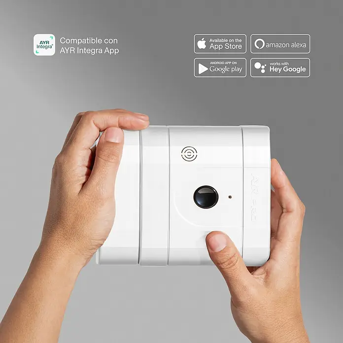 AYR Cerradura electrónica Lock-PRO - Blanco, Bluetooth - Dispositivo inteligente rectangular blanco con un botón negro, sostenido por manos, compatible con apps móviles y asistentes de voz.