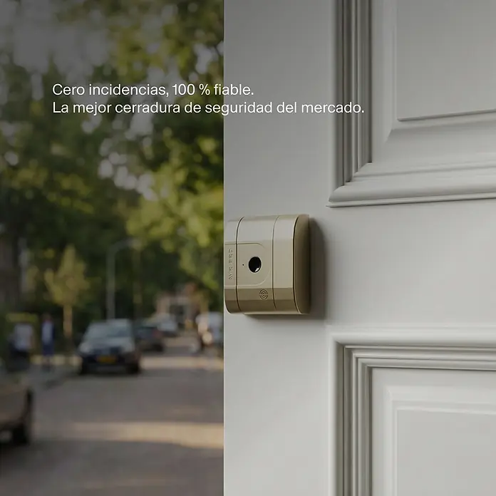 AYR Cerradura electrónica Lock-PRO - Dorado, Bluetooth - Cerradura de seguridad inteligente beige en puerta blanca, con calle borrosa de fondo.