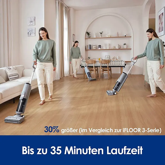 Tineco Akku-Nass-Trockensauger iFLOOR 5 Breeze - Akkulaufzeit: 35 min, Wassertankvolumen: 0,8 l - Eine Frau reinigt einen Holzboden mit einem grauen Tineco Nass-Trocken-Sauger in einem Wohnzimmer.