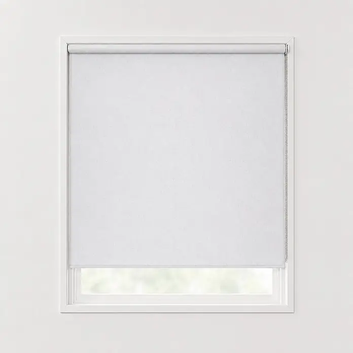 Estor enrollable Dark - An x Al: 90 x 250 cm, Blanco - Estor enrollable de tela blanca, parcialmente bajado en una ventana.
