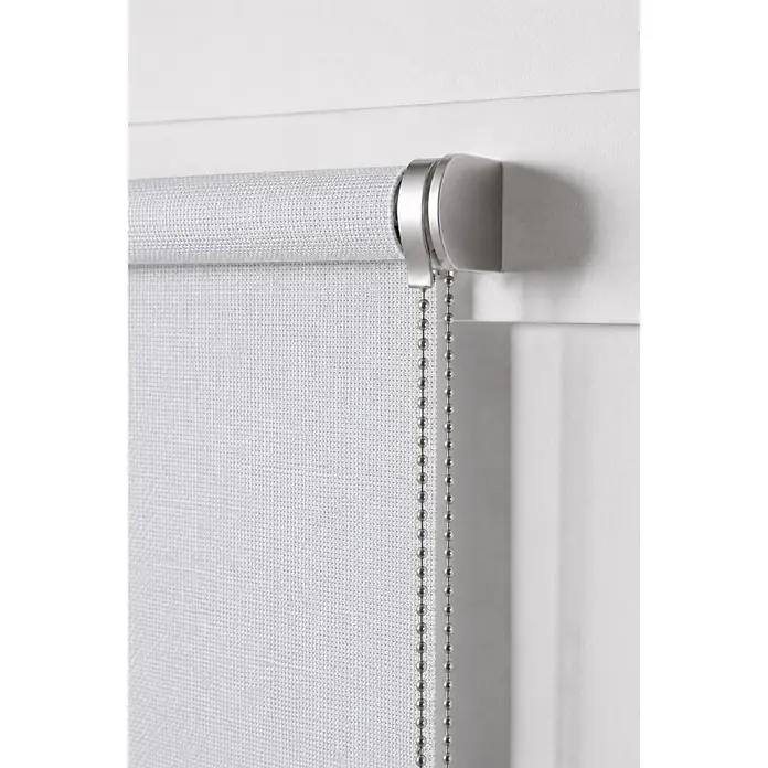 Estor enrollable Dark - An x Al: 90 x 250 cm, Blanco - Estor enrollable blanco con cadena de bolas plateada, parcialmente recogido para mostrar la textura de la tela.