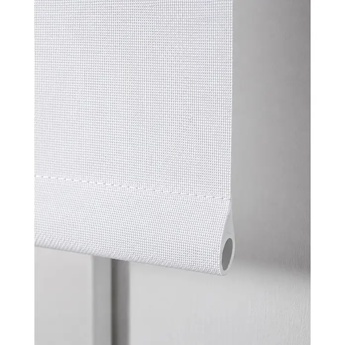 Estor enrollable Dark - An x Al: 90 x 250 cm, Blanco - Primer plano de una persiana enrollable blanca texturizada, mostrando el tejido y la barra inferior con tapa.
