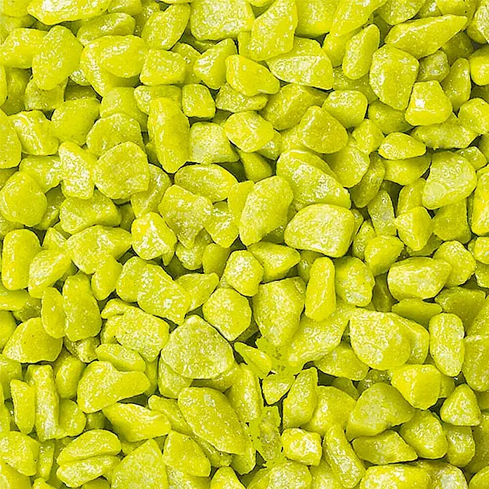 Deko-Steine - Apfelgrün, Korngröße: Ø 9 - 13 mm, 500 ml - Nahaufnahme von kleinen, gelben Zierkieseln. Perfekt für Aquarien, Gärten und andere dekorative Zwecke.