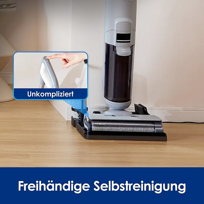 Tineco Akku-Nass-Trockensauger iFLOOR 5 Breeze - Akkulaufzeit: 35 min, Wassertankvolumen: 0,8 l - Grauer Tineco Bodenreiniger auf Holzboden, mit einer Hand, die einen Knopf zur Selbstreinigung drückt.